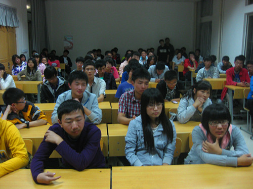 在会场隔壁教室等待参加面试的机电学子们