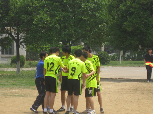 开赛前，我院队员鼓舞士气！